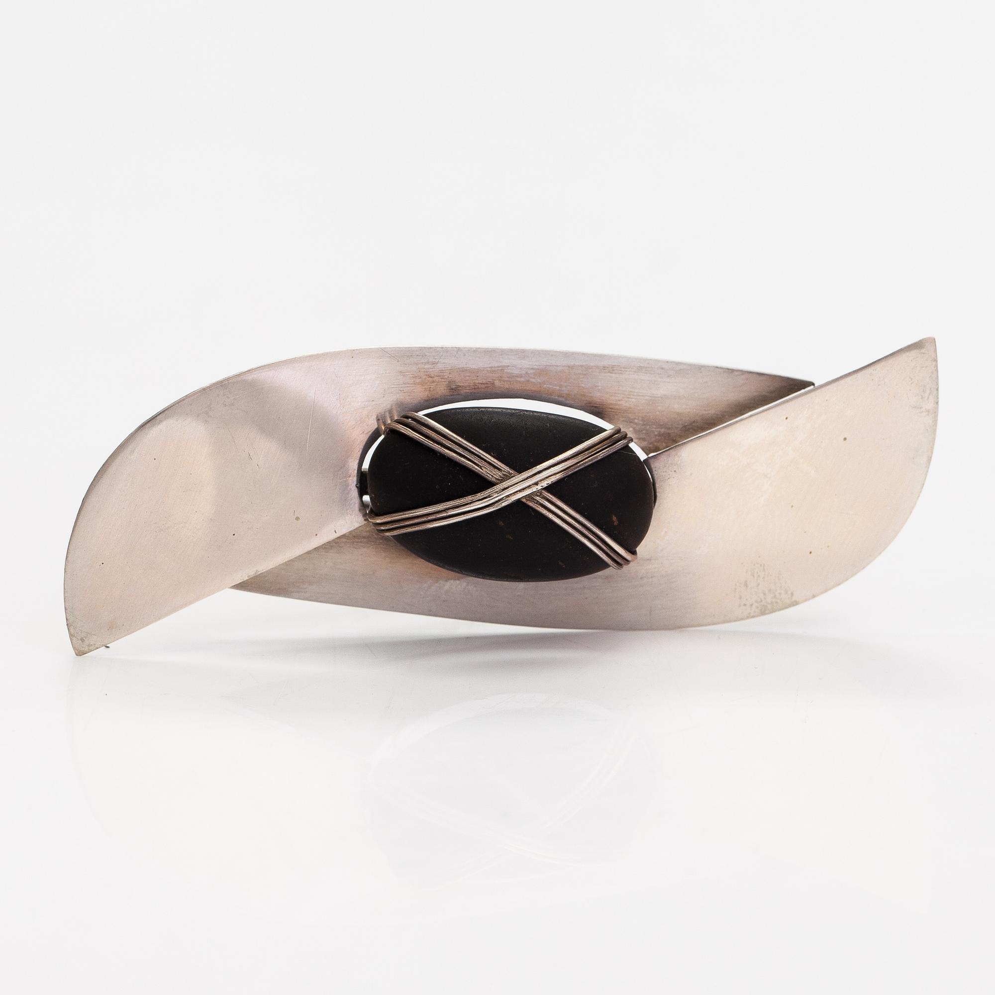 Paula Häiväoja, A sterling silver and natural stone brooch "Kiveen sidottu musta". Pentti Roos/Studio Paula, Helsinki.