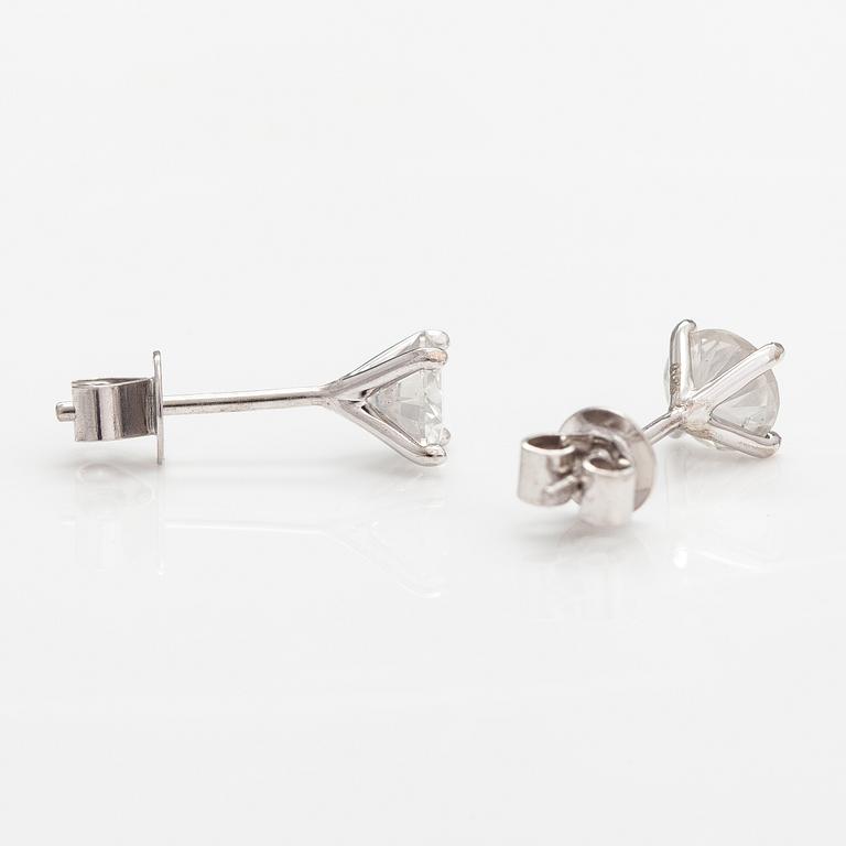 A pair of 18K white gold earrings with diamonds ca. 1.02 ct in total. AIG certificate.