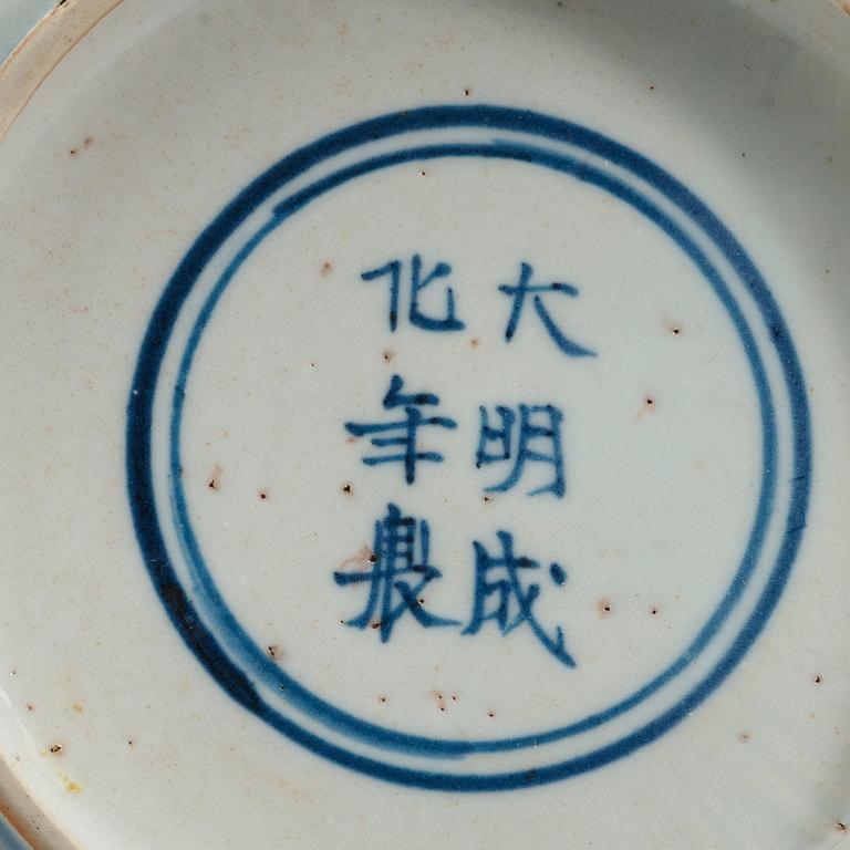 A blue and white bowl, Ming dynasty. With Chenghuas (1465-87) six charakters mark.