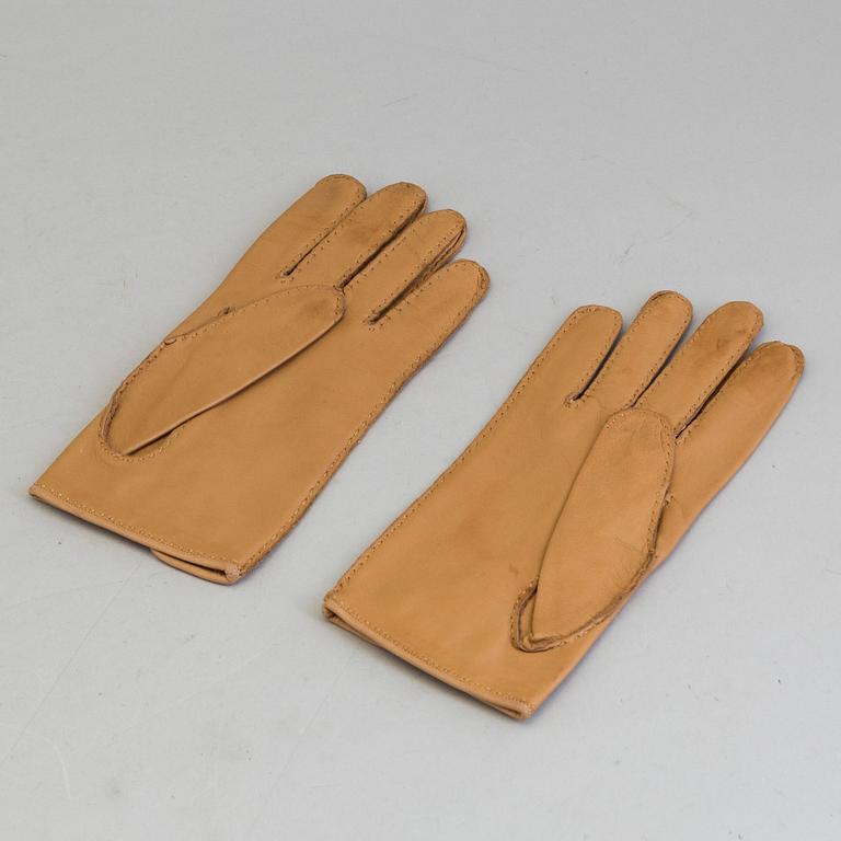 A pair of lambskin gloves by Hermès.