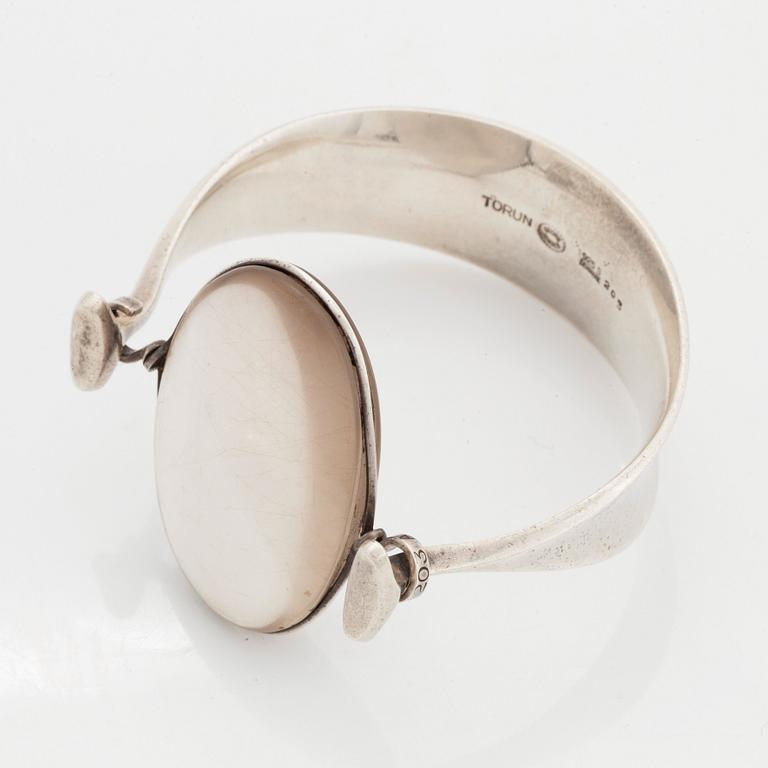 Vivianna Torun Bülow-Hübe, a sterling bangle with a qvartz, Georg Jensen, Copenhagen 1945-77, design nr 205.