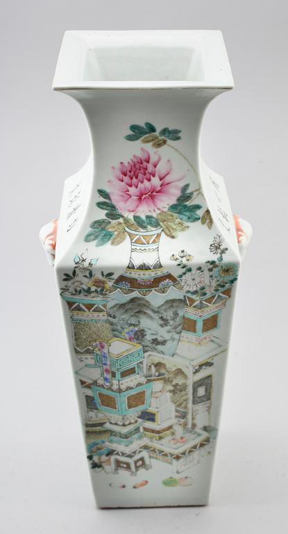 A squared famille rose vase, late Qing dynasty (1644-1912).