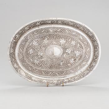 Silverföremål, 9 st: fat, tre servettringar och fem bägare, sannolikt Indien, 1900-tal.