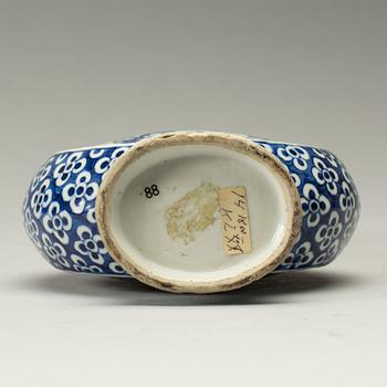 PILGRIMSFLASKA, porslin, 1800/1900-tal.