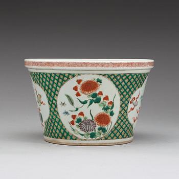 A famille verte pot, Qing dynasty 19th century.