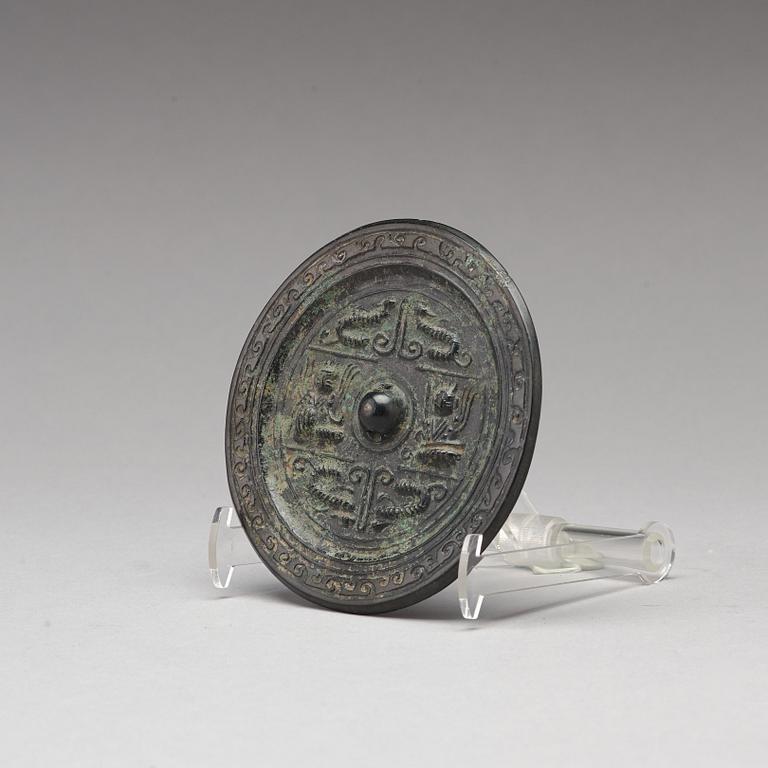 SPEGEL, brons. Troligen Handynastin (206 f.Kr.-220 e. Kr.).