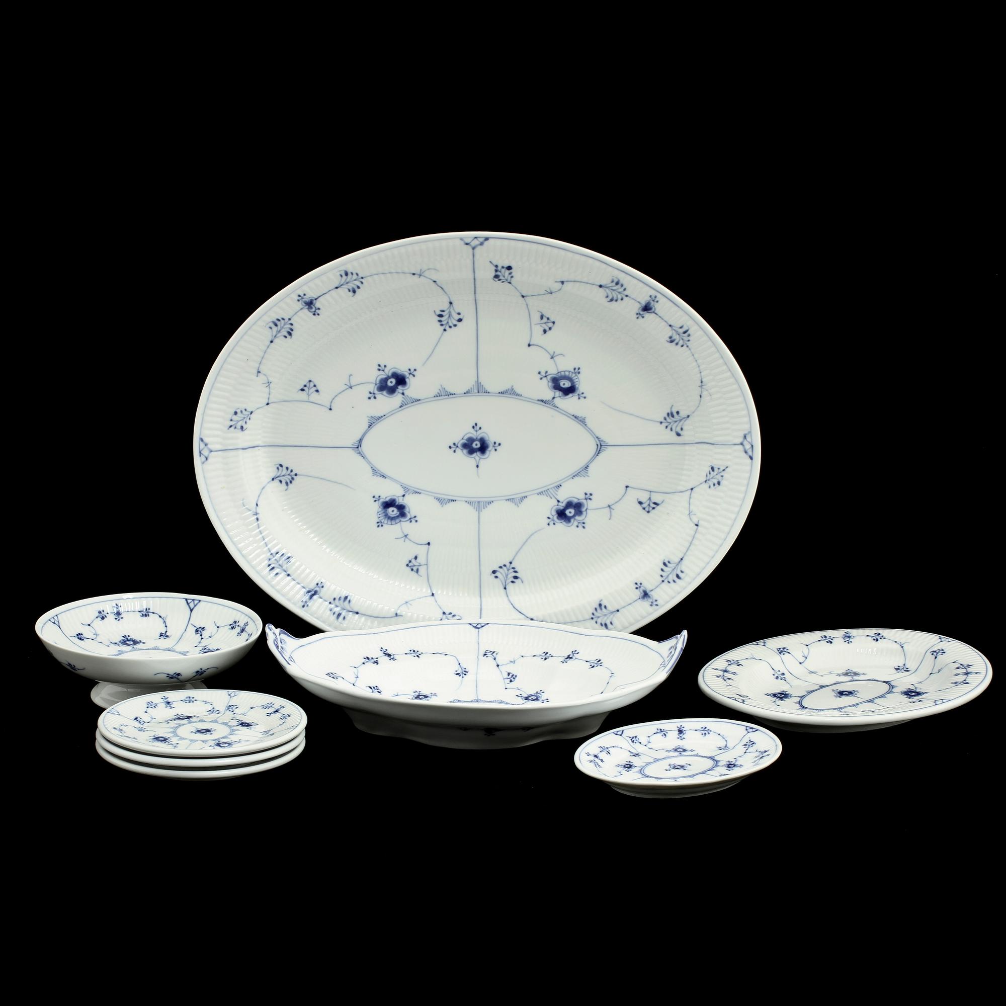 SERVISDELAR, 8 st, porslin, "Musselmalet Riflet", Royal Copenhagen, 1900-tal.