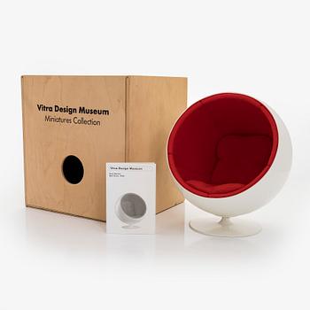 Eero Aarnio, miniatyyri, "Pallotuoli" Vitra Design Museum.