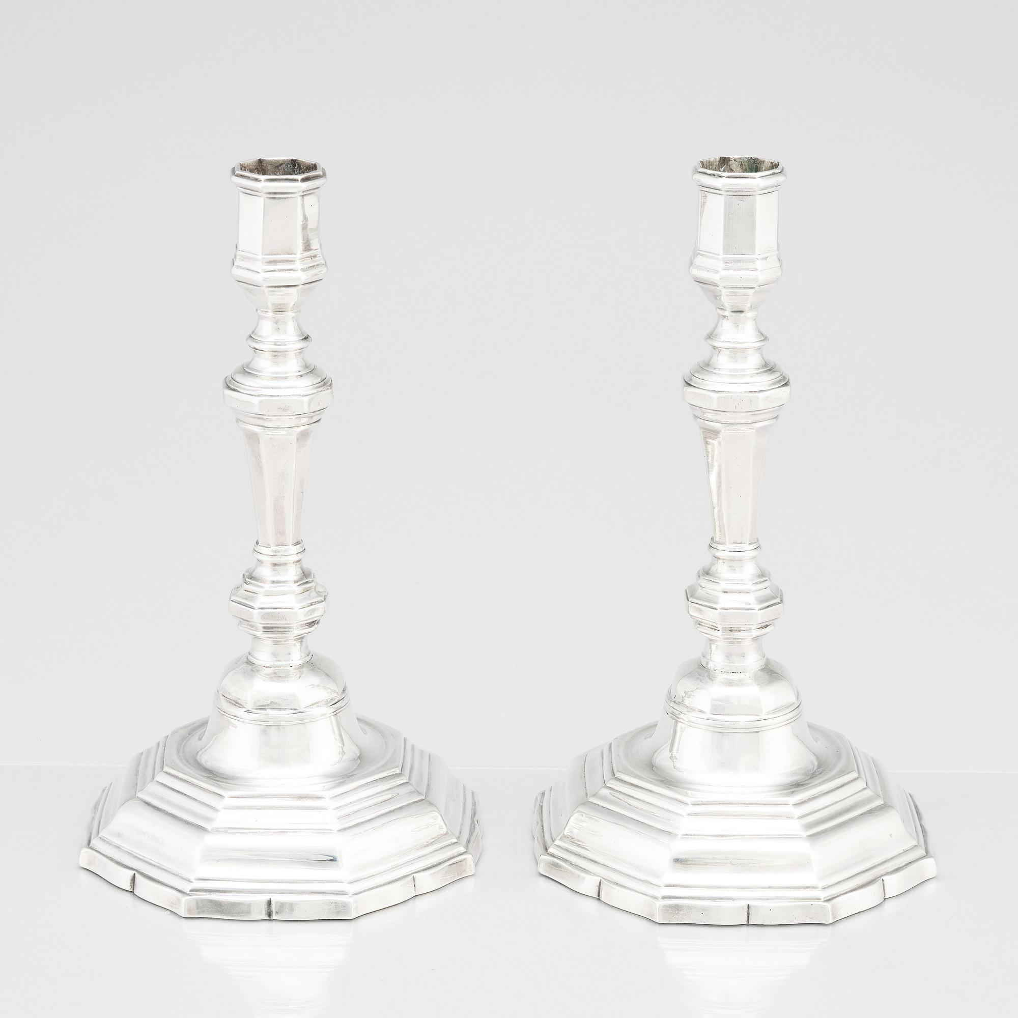 Ljusstakar, ett par, silver, Antoine Bailly. Charge och déchargestämplad Paris 1750-1756.