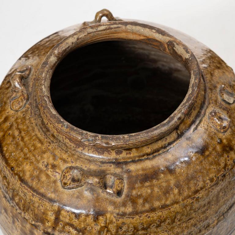 Kruka, glaserat stengods, Sydostasien, sen Mingdynasti/Qingdynasti.