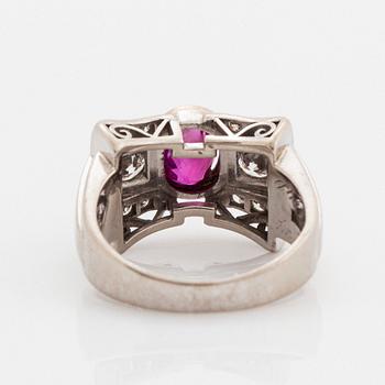 Ring 18K vitguld med en fasettslipad rubin och runda briljant- och åttkantslipade diamanter.