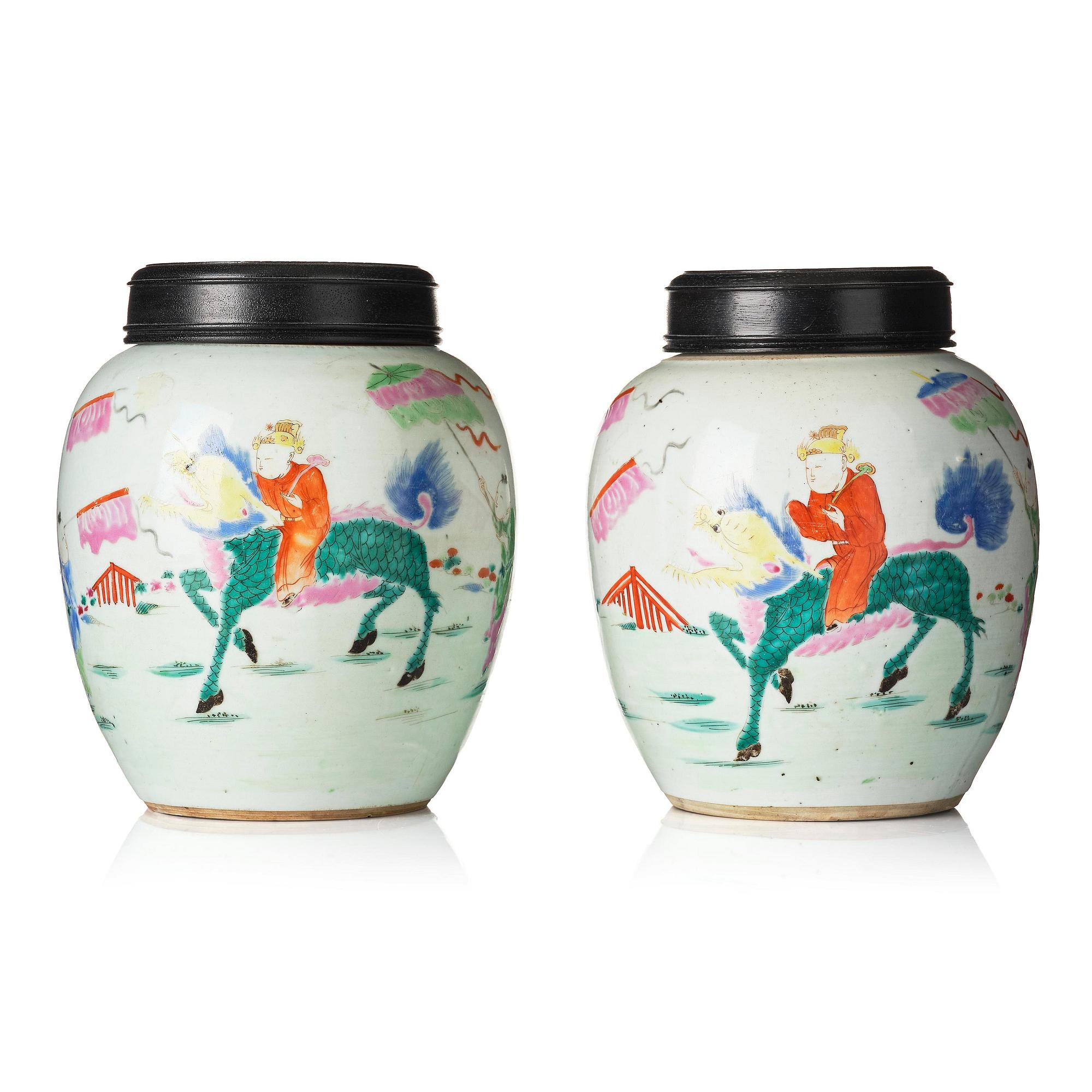 Urnor, ett par, porslin. Qingdynastin, 1800-tal.