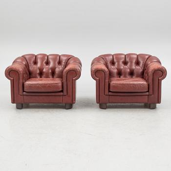 A sofa and a pair of armchairs, 'Chesterfield model', late 20th Century.