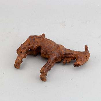 Axel Petersson Döderhultarn, sculpture. Carved wood. Unclear signature. Height 20.5 cm, length 25 cm.