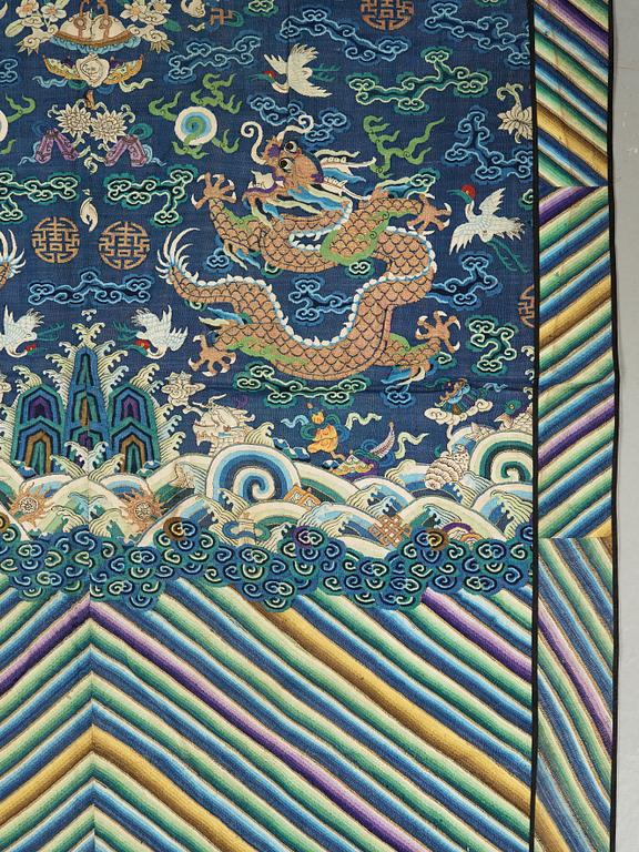 AN ANTIQUE KESI TEXTILE (Kossu). China late Qing. 185,5 x 83,5 cm.