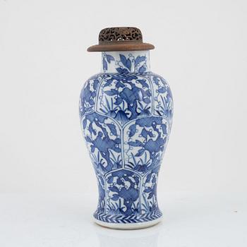 A blue and white vase, Qing dynasty, Kangxi (1662-1722).