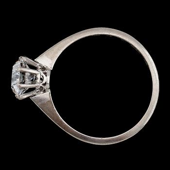 RING, 18 k vitguld, briljantslipad diamant ca 1.33 ct. SKG Stockholm 1964. Vikt ca 3,3 g.