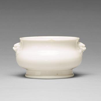 599. A blanc de chine/dehua censer, probably Ming dynasty (1368-1644).