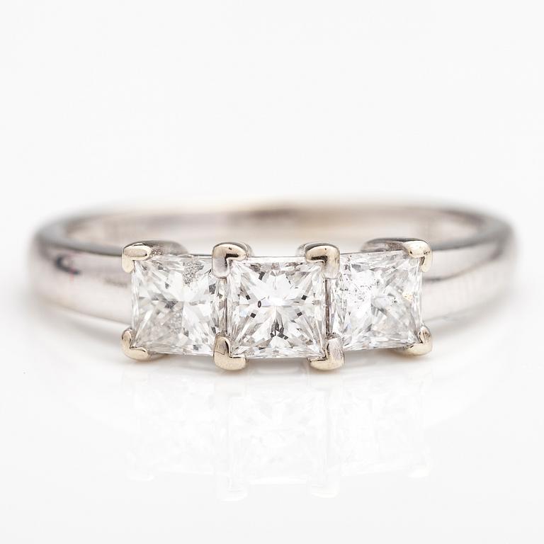 A 14K white gold ring with pricess cut diamonds ca. 1.00 ct in total.