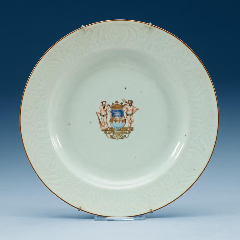 An armorial dinner plate, Qing dynasty, Yongzheng (1723-35).