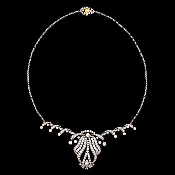 1136. A drop-, trapez- and brilliant cut diamond necklace, tot. app. 10 cts. Stockholm 1963.
