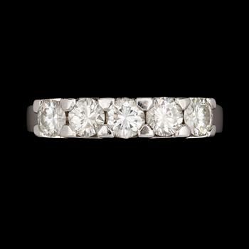 342. A five stone brilliant cut diamond ring, tot. app. 1 cts.