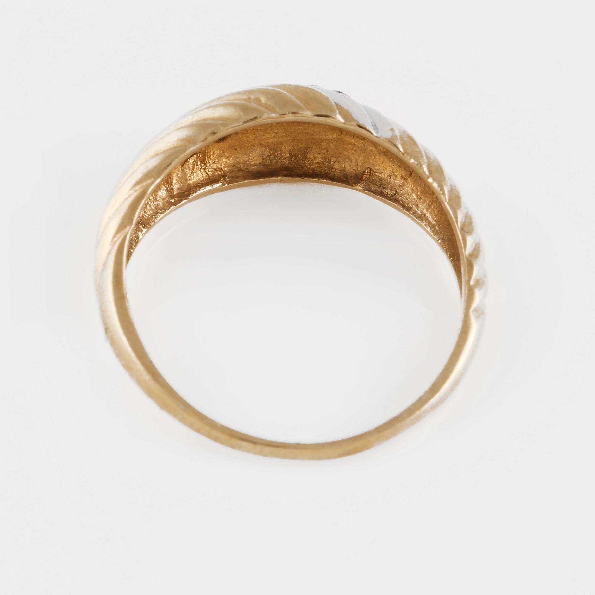 RING, 14K guld och vitguld med 5 små briljantslipade diamanter. Vikt 2,1 gram.