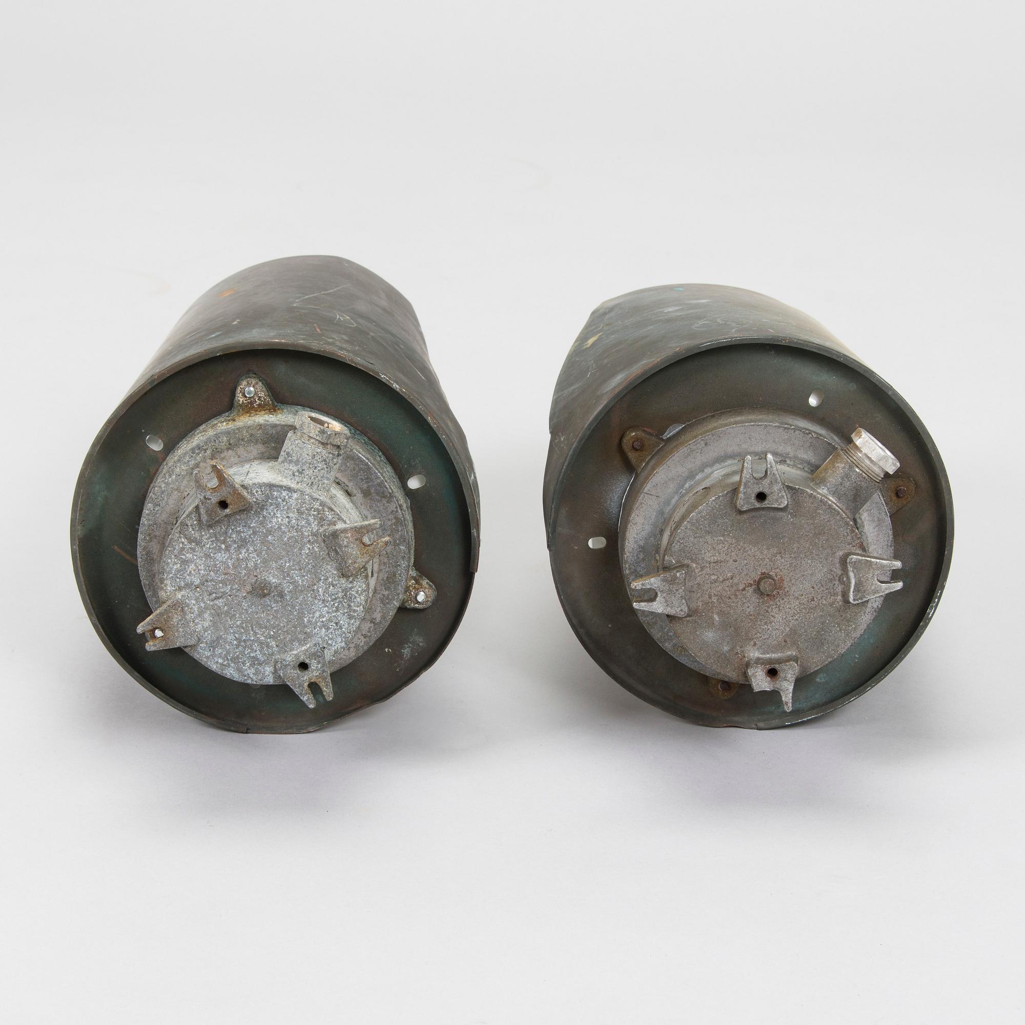 Vägglampor / utebelysning, 2 st, modell AT 32,  Itsu, 1900-talets mitt.