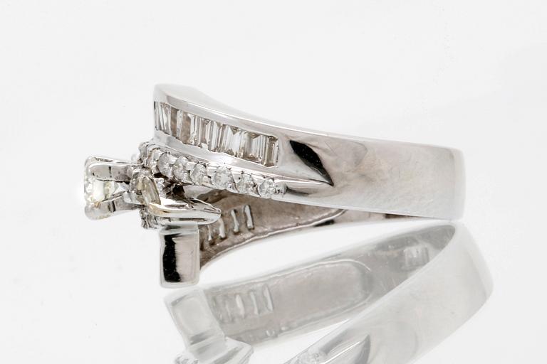 Ring 18K whitegold briliant and bguette-cut diamonds approx 1,20 ct in total.