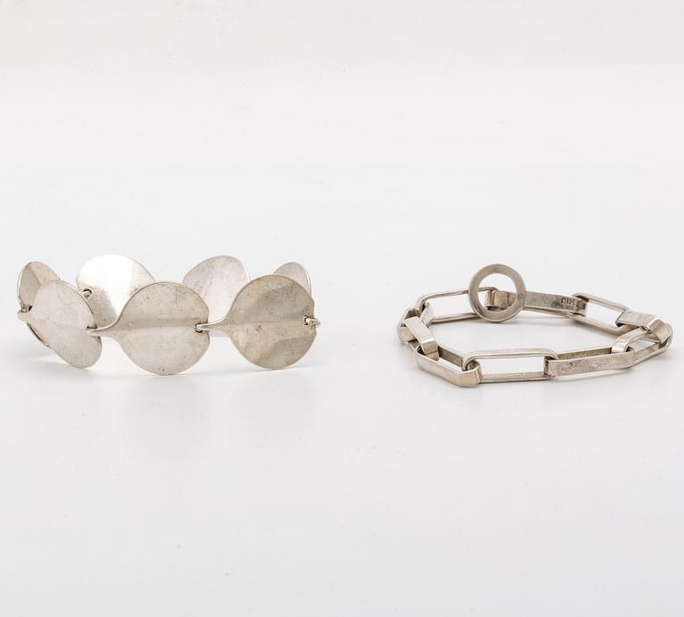 2 silver bracelets, approx 19 x 2 cm approx 20 x 0,5 cm.