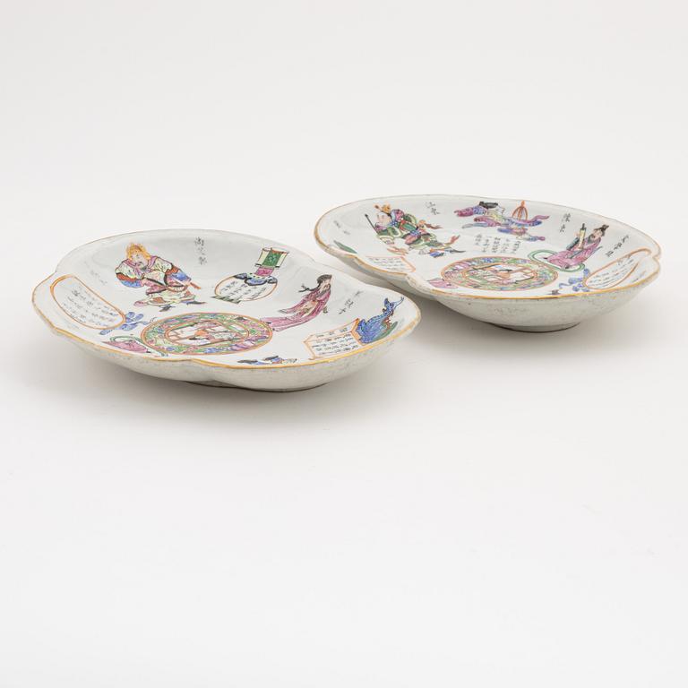 A pair of famille rose dishes, Qing dynasty, 19th Century.