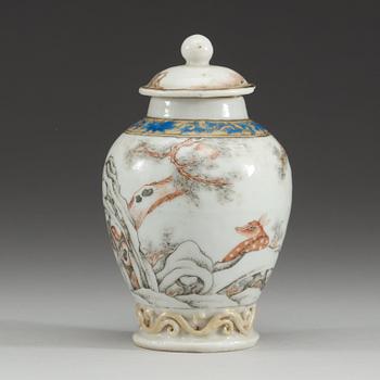 KOPPAR med FAT, två stycken, samt TEDOSA, porslin. Qing dynastin, Yongzheng (1723-35).