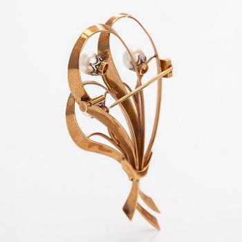 A 14K gold brooch with cultured pearls. Westerback, Helsinki 1954.