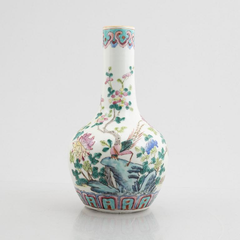 A porcelain vase, China, Qing dynasty, late 19th century.