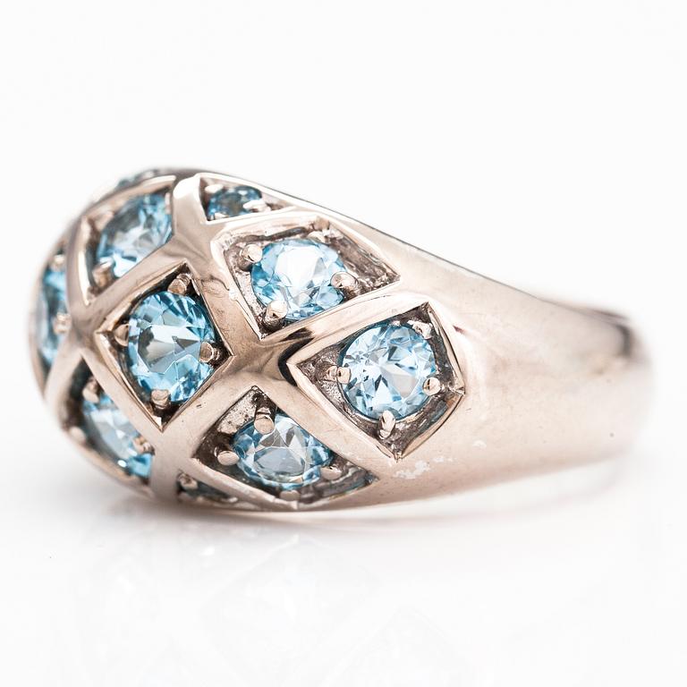 Sormus, 18K valkokultaa, topaaseja. Ofelia Jewelry, Helsinki.