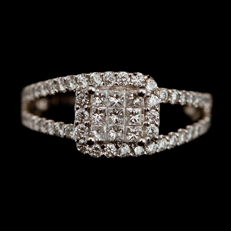 RING, 14 k vitguld, princess och briljantslipade diamanter , tot ca 1.0 ct.