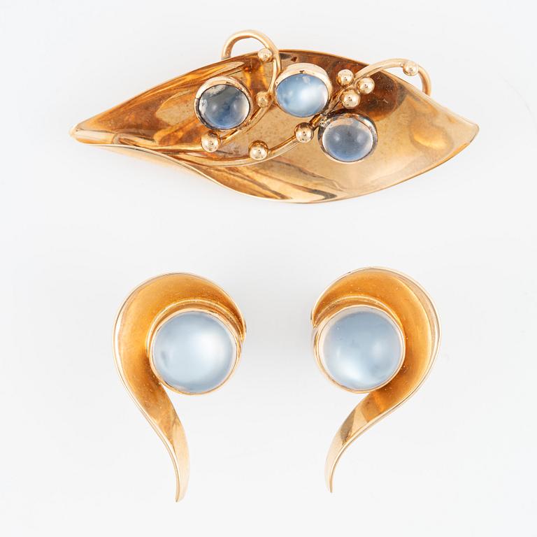 Brooch and a pair of earrings, 14K gold with moonstone.