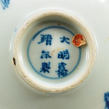 SKÅL, porslin. Transition, 1600-tal, med Jiajings sex karaktärers märke.