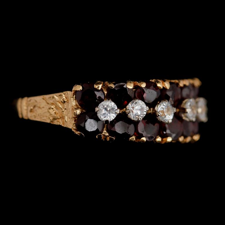 RING, 18 k guld, med granater och vita stenar.
