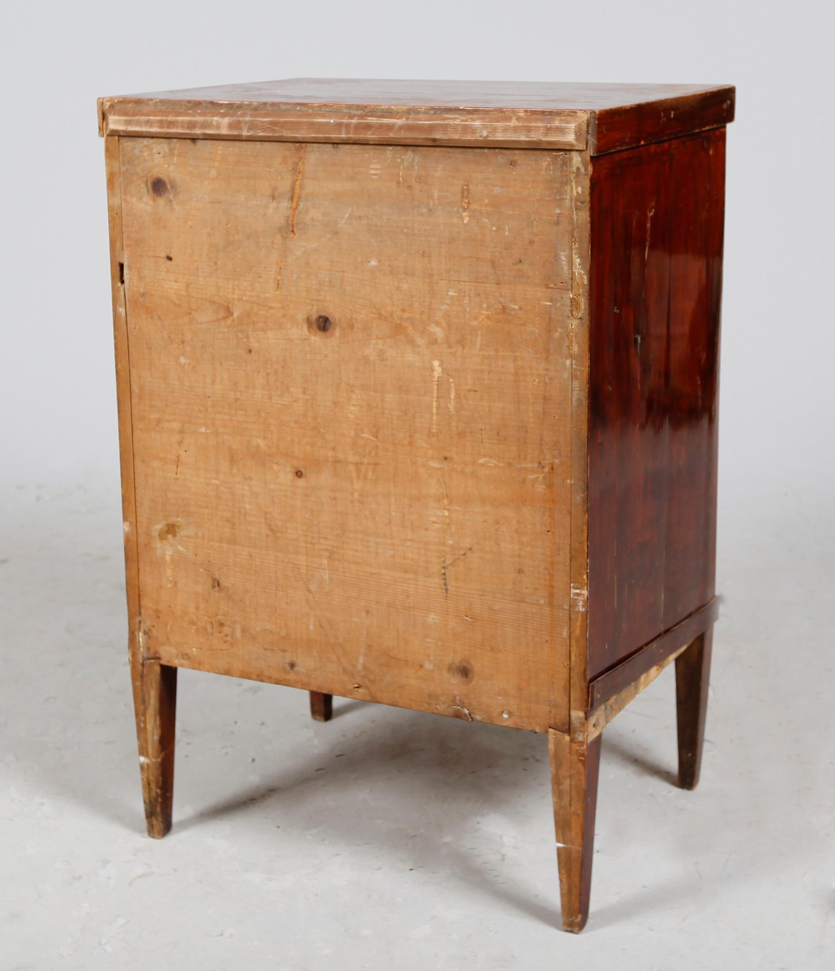 POTTSKÅP, sengustavianskt, 1800-talets första hälft.