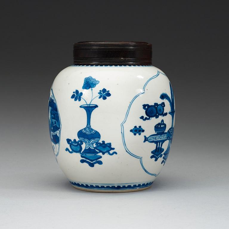 A blue and white jar, Qing dynasty, Kangxi (1662-1722).