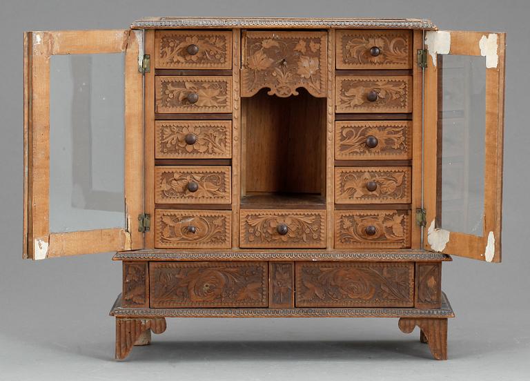 MINIATYRSKÅP, skuret trä, 1800-talets slut.