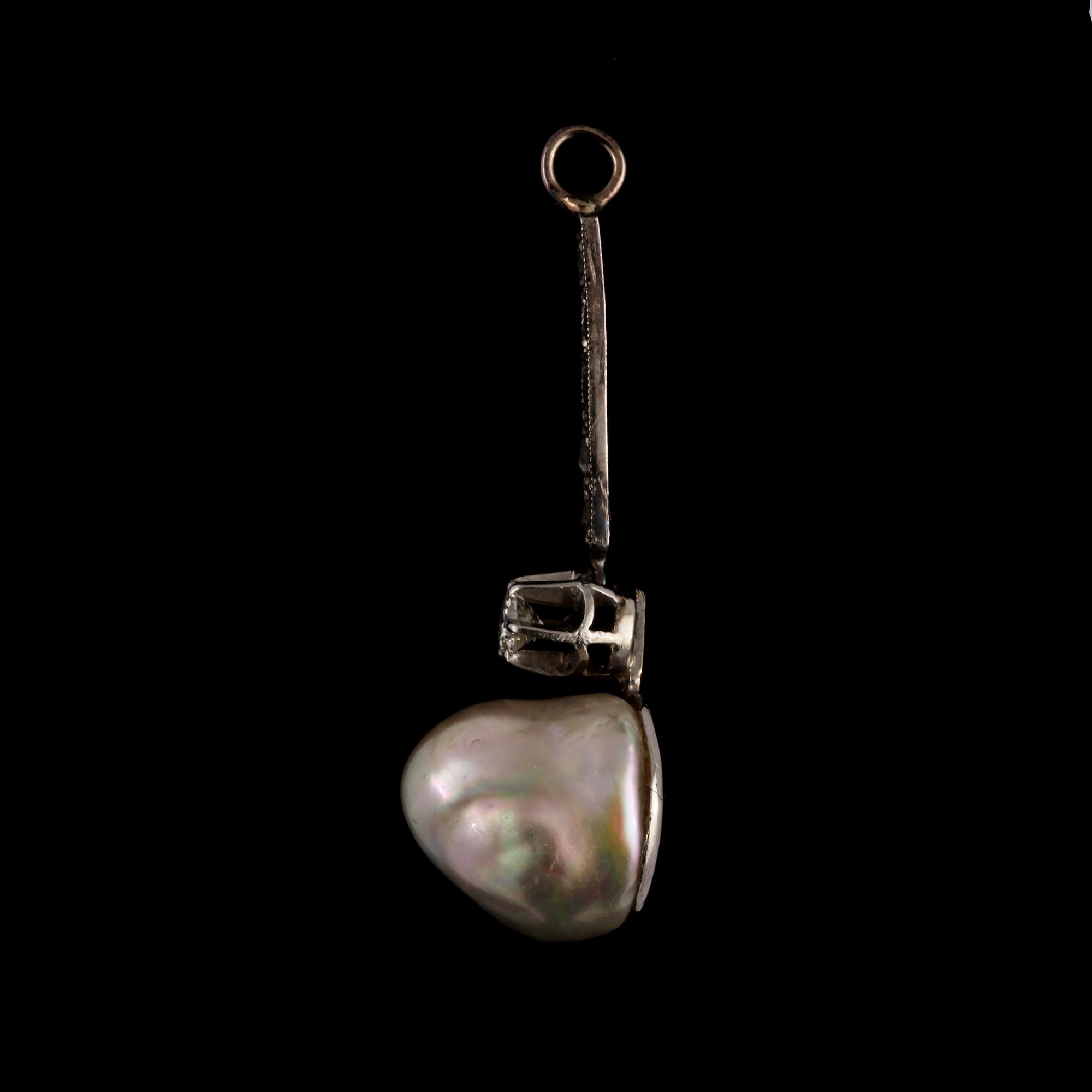 HÄNGE, 18k vitguld med fasettslipade diamanter samt barock pärla. Vikt 2 g.