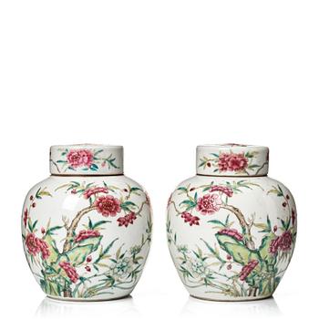 818. A pair of famille rose jars with covers, late Qing dynasty.