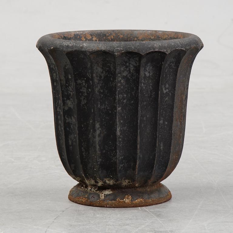 A cast iron garden urn, 20th Century.
