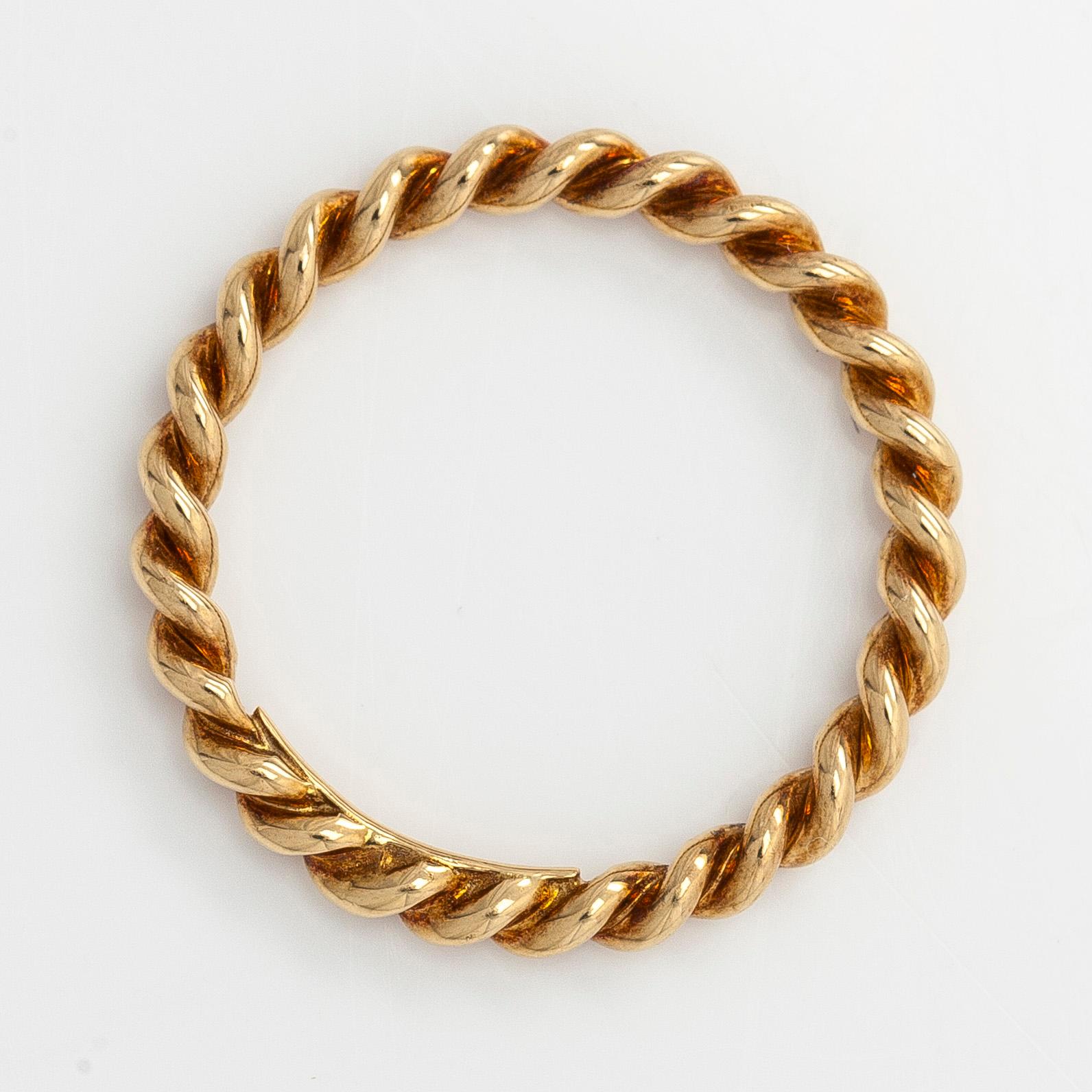 Tiffany & Co, an 18K gold twisted band ring.
