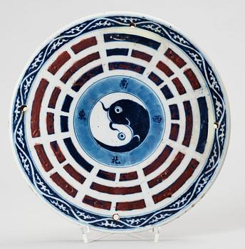 PLANKETT, porslin. Kina. 1900-tal.