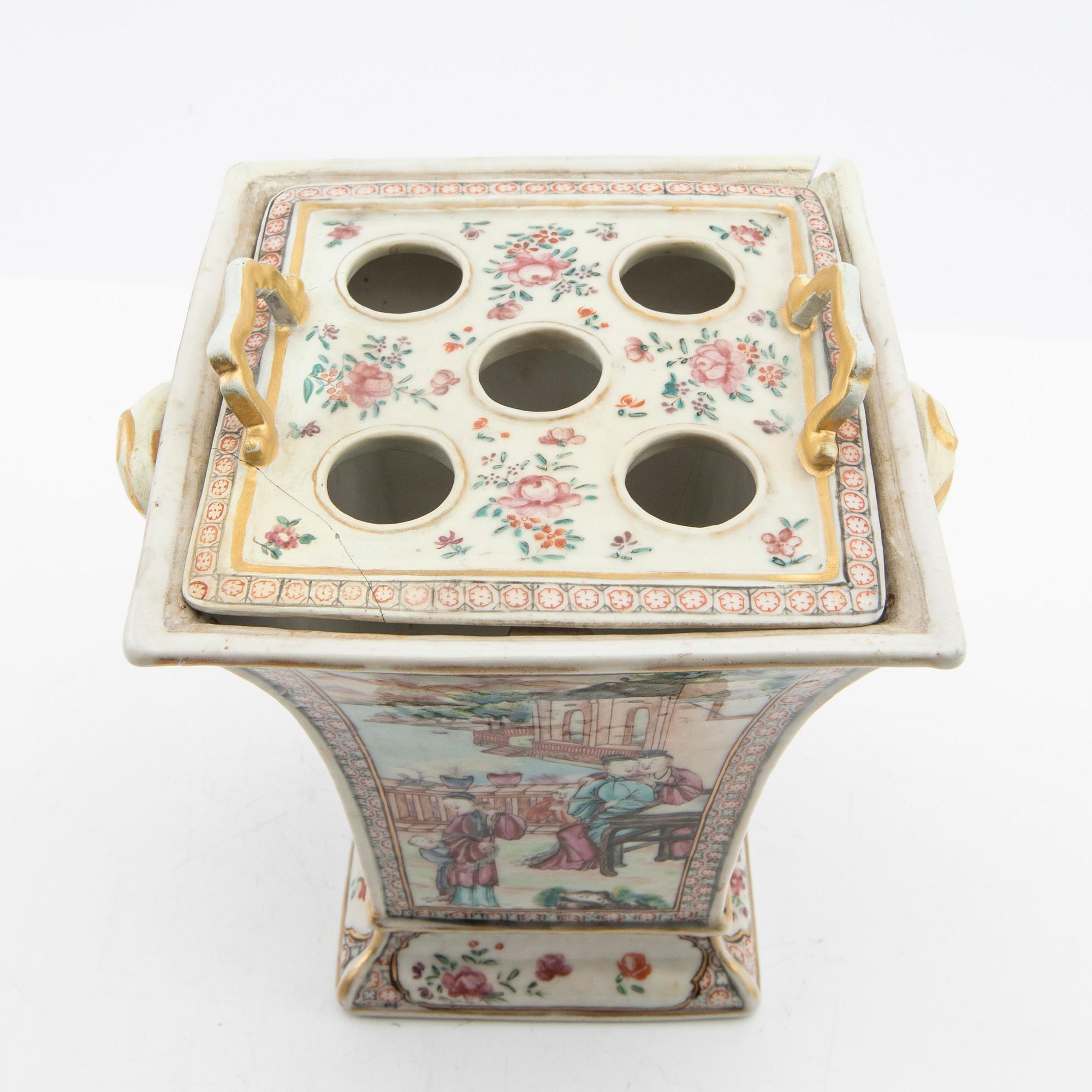 Tulip vase with insert, company porcelain. Qing dynasty, Qianlong (1736-95).
