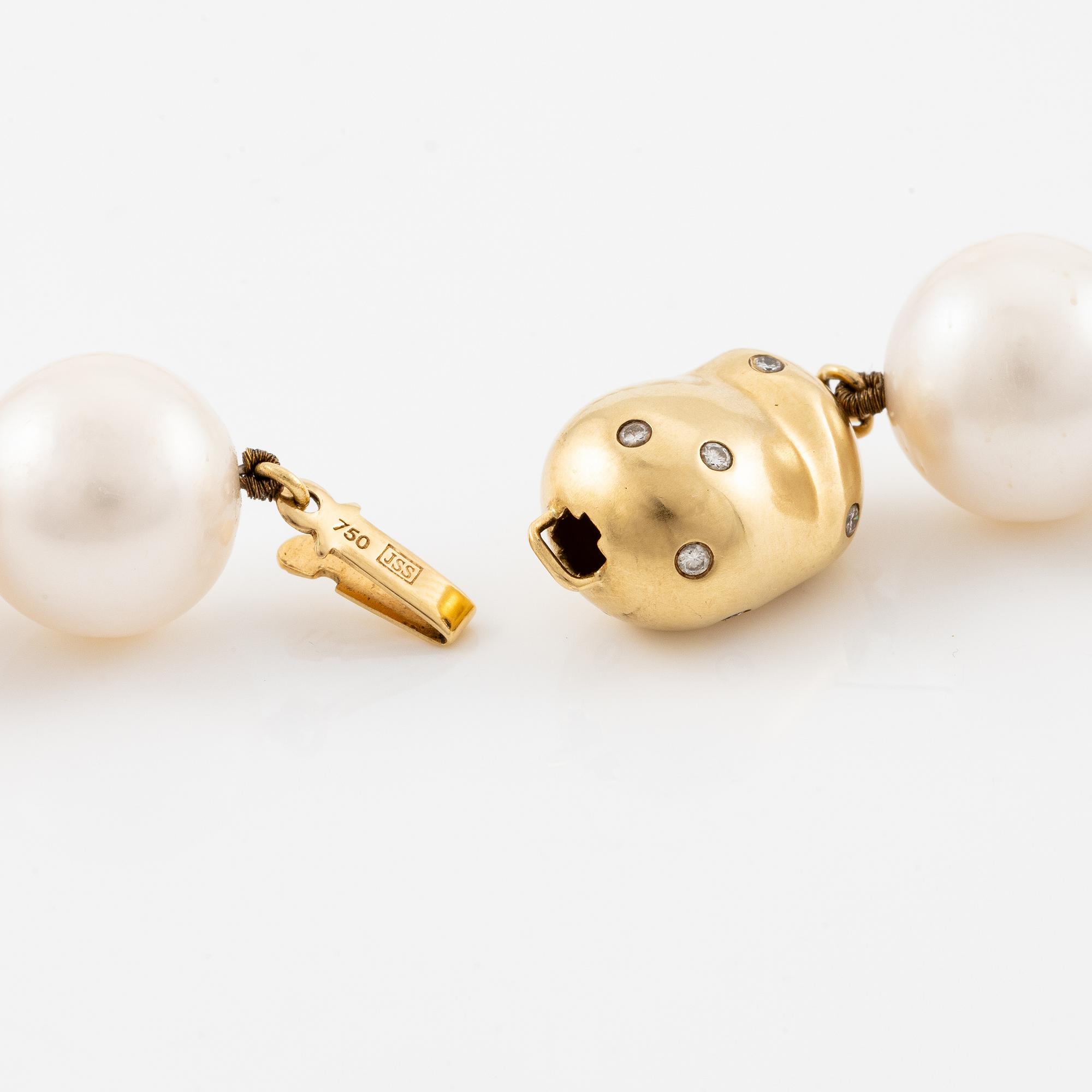Pearl necklace, cultured freshwater pearls, clasp by Jarl Sandin in 18K gold with small brilliant-cut diamonds.
