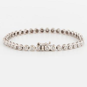 A brilliant-cut diamond bracelet.